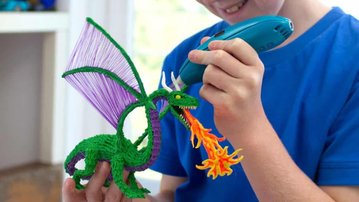 Girl holding a 3D-Pen