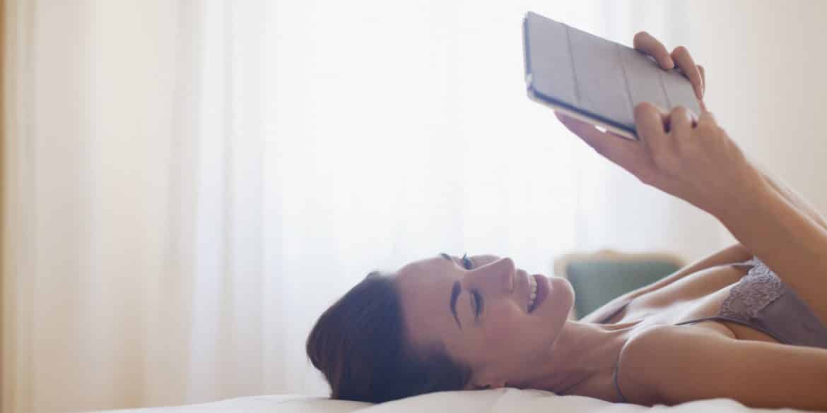 girl holding KINDLE-oasis