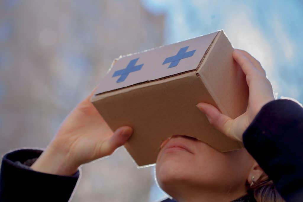 Make Your Own Virtual Reality Headset From Cardboard, With 